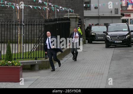 Il Personale addetto alla sicurezza è in grado di recarsi in macchina durante la visita del Duca e della Duchessa di Cambridge a Galway, Irlanda. Foto Stock