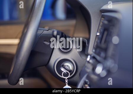 Inserire l'accensione del veicolo con vista laterale del volante Foto Stock