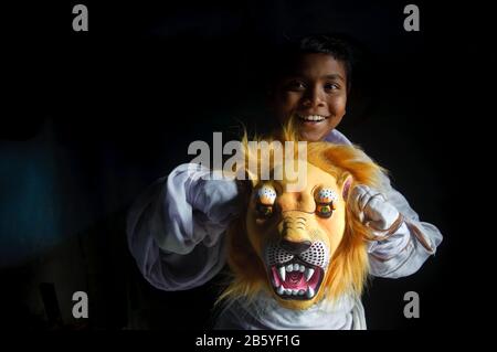 Ballerino di Purulia Chhau. Il ragazzo sta giocando il ruolo di uno dei personaggi della danza (cioè il leone) ( India) Foto Stock