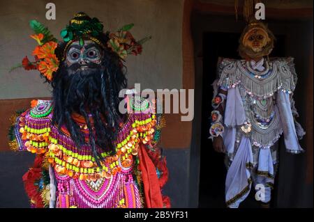 Ballerini di Purulia Chhau. Il ballerino a sinistra gioca il ruolo di Parashuram, l'altro della salvia Muni Rishi. Foto Stock