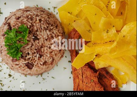 Cibo tipico dell'america centrale di gallo pinto e carne Foto Stock