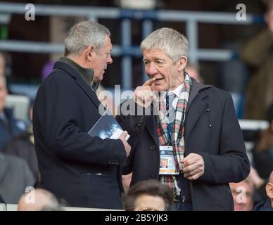 Guinness Six Nations Test: Scozia / Francia, Bt Murrayfield Stadium, Edimburgo, Scozia, Regno Unito. 8th marzo 2020. Gli ex internazionalisti del rugby in Scozia, Gavin Hastings (L) e John Jeffrey nello stand principale prima del calcio d'inizio. Merito: Ian Rutherford/Alamy Live News. Foto Stock