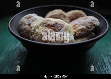 Dolci fatti in casa sani biscotti naturali in recipiente di ceramica su sfondo rustico scuro di legno Foto Stock