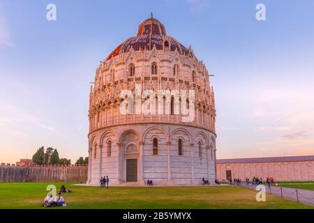 Pisa, Italia - 25 ottobre 2018: Vista serale di un'ora blu sul Battistero, sulla cattedrale di Piazza dei Miracoli Foto Stock