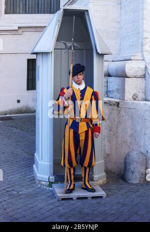 Italy.Rome.A guardia del Vaticano sul dovere di sentinella fuori dalla Basilica di San Pietro Foto Stock