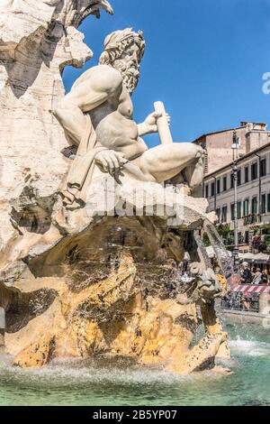 Italy.Rome.The Piazza Navona. G.L.Bernini Fontana dei quattro fiumi (1651). Il Gange, Nilo, Danubio e Rio Plata. Foto Stock