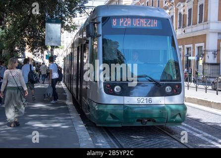 Italy.Rome.Modern Tram fermano al Ponte Garibaldi sul Fiume Tevere. Il ponte offre una vista dell'Isola Tiberina (Isola Tiberina). Foto Stock