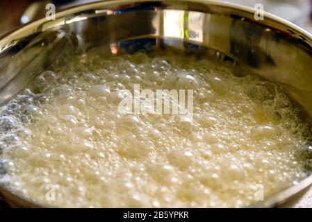 crepa di frittella mescolare all'interno della ciotola di metallo closeup Foto Stock