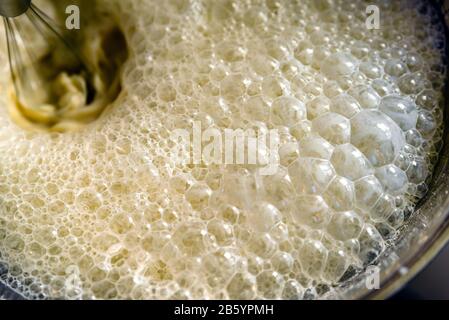 crepa di frittella mescolare all'interno della ciotola di metallo closeup Foto Stock