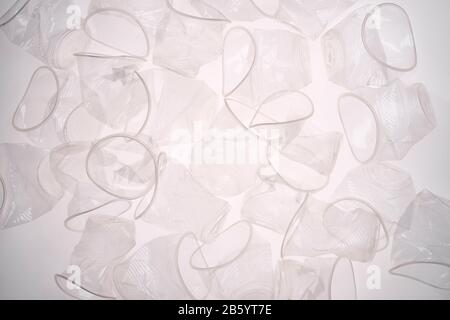 Pila di tazze monouso in plastica Foto Stock