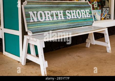 La panca di legno sembra invitante sedersi sopra a North Shore, Hawaii Foto Stock