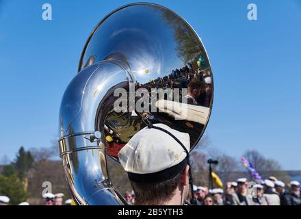 Helsinki, Finlandia - 1° maggio 2019: Sousaphone giocatore della Retuperän WBK in ottone al 1st di maggio celebrazioni e picnic tradizionale a Helsinki. Foto Stock