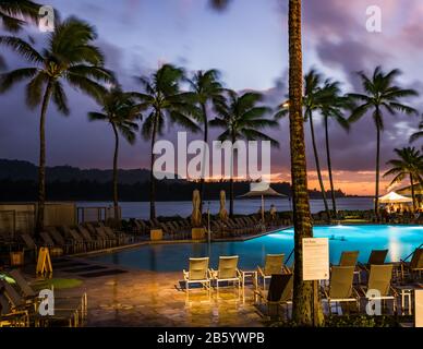 Piscina al Turtle Bay Resort illuminata e circondata da palme su o'ahu, Hawaii Foto Stock