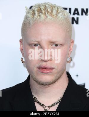 Hollywood, Stati Uniti. 08th Mar, 2020. Hollywood, LOS ANGELES, CALIFORNIA, Stati Uniti - 08 MARZO: Il modello Shaun Ross arriva al 2020 Christian Cowan x Powerpuff Girls Runway Show Stagione II tenuto a NeueHouse Los Angeles l'8 marzo 2020 a Hollywood, Los Angeles, California, Stati Uniti. (Foto Di Xavier Collin/Image Press Agency) Credit: Image Press Agency/Alamy Live News Foto Stock