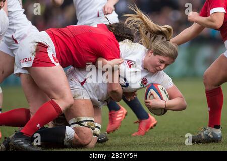 Londra, Regno Unito. 07th Mar, 2020. Cerys Hale (Galles, 3) bussò Poppy Clall (Inghilterra, 4) al suolo. Quarto giorno di incontro del torneo di rugby Women's Six Nations 2020; Inghilterra - Galles il 7 marzo 2020 a Londra. Credito: Jürgen Kessler/Dpa/Alamy Live News Foto Stock