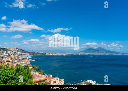 Napoli città e porto con il Vesuvio all'orizzonte Foto Stock