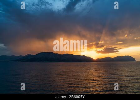 Tramonto Dietro Montagna E Mare Foto Stock