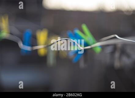 astratto di wirw con clothespins blured in primo piano Foto Stock