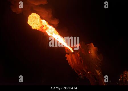 Il fuoco dei gessini del drago nel buio della notte. Ponte del drago a da Nang, Vietnam Foto Stock