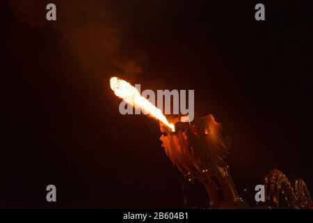 Il fuoco dei gessini del drago nel buio della notte. Ponte del drago a da Nang, Vietnam Foto Stock