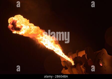Primo piano di fiamma del drago che lancia il fuoco contro il cielo scuro. Ponte del drago a da Nang, Vietnam Foto Stock