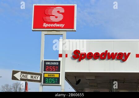 Speedway, 39-02 Queens Blvd, Queens, New York. Segnaletica esterna di una catena di distributori di benzina per minimarket a Jackson Heights. Foto Stock