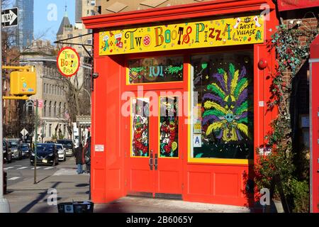 Two Boots Pizza, 104 7th Avenue, New York. Foto del negozio di New York di una pizzeria nel Greenwich Village di Manhattan. Foto Stock