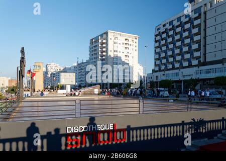 Tanger, vecchia città marocchina, situata sia sul Mar Mediterraneo che sulla costa dell'Oceano Atlantico. Importante città industriale e commerciale. Foto Stock