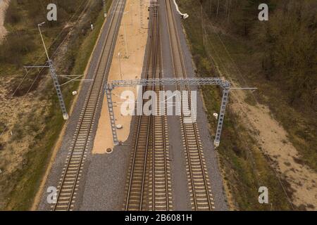 Vista con drone della traccia ferroviaria parallela a ciascuna. Direttamente sopra. Foto Stock