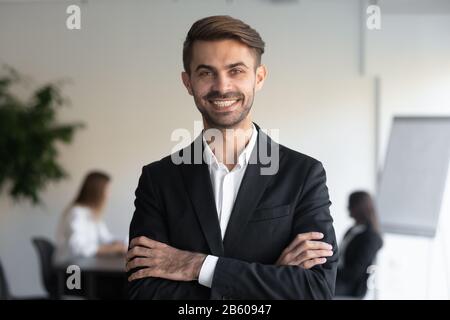 Ritratto della testa di giovane uomo d'affari felice sicuro. Foto Stock
