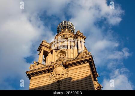 Il London Coliseum, che mostra l'iconica torre e il nome girevole; sede dell'Opera Nazionale Inglese (ENO). Foto Stock