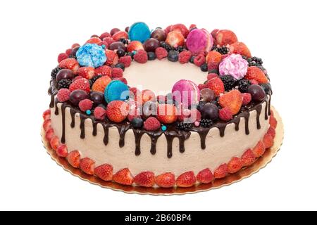 Deliziosa torta di frutta con frutti di bosco e cioccolato. Il compleanno. Foto Stock