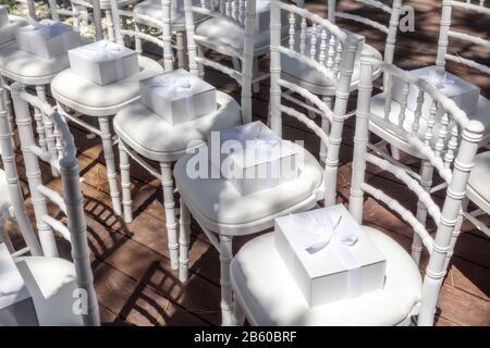 Regali per gli ospiti al matrimonio. Su sedie bianche. Foto Stock