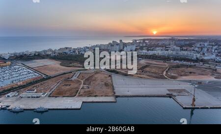 Antenna. Ferragudo al tramonto tiro dal cielo con il drone. Portimao Foto Stock