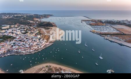 Antenna. Ferragudo al tramonto tiro dal cielo con il drone. Portimao Portogallo Foto Stock