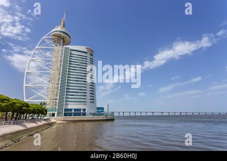 Lisbona, PORTOGALLO - 13 LUGLIO 2017: Ponte Vasco da Gama e Myriad Hotel in una giornata estiva a Lisbona Europa Foto Stock