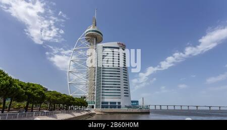 Lisbona, PORTOGALLO - 13 LUGLIO 2017: Ponte Vasco da Gama e Myriad Hotel in una giornata estiva a Lisbona Europa Foto Stock