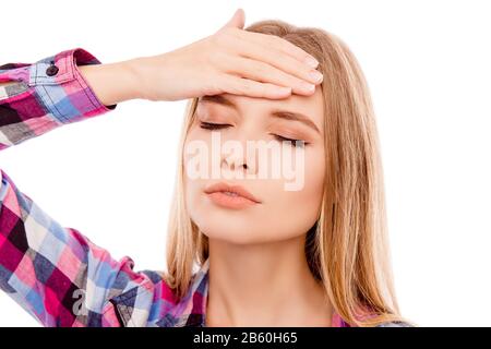 Ritratto di bella donna bionda con mal di testa toccante Foto Stock