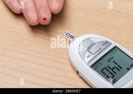 Dispositivo per la misurazione del colesterolo e dell'insulina. Esame del sangue. Primo piano Foto Stock