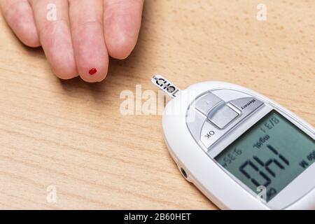 Dispositivo per la misurazione del colesterolo e dell'insulina. Esame del sangue. Primo piano Foto Stock