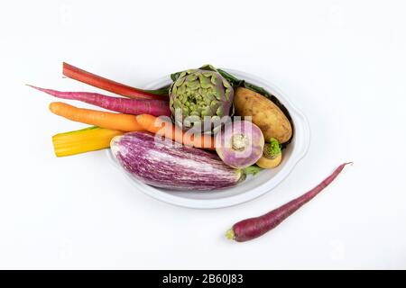 Varietà di verdure colorate in teglia dall'alto, piatto, sfondo bianco. Concetto di stile di vita sano. Foto Stock