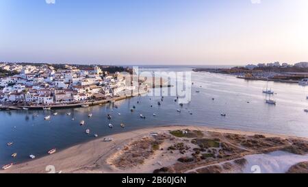 Antenna. Ferragudo al tramonto tiro dal cielo con il drone. Foto Stock