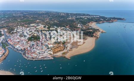 Antenna. Ferragudo al tramonto tiro dal cielo con il drone. Foto Stock