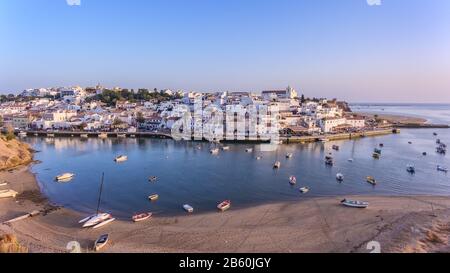 Antenna. Ferragudo al tramonto tiro dal cielo con il drone. Foto Stock