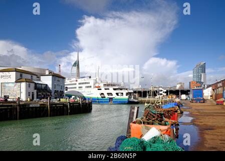 Lo storico porto di Camber nella vecchia Portsmouth con due traghetti per auto Wightlink ai loro ormeggi, Portsmouth Hampshire Inghilterra UK Foto Stock