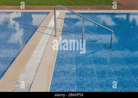 Corrimano per entrare nella piscina. Per i turisti. Foto Stock