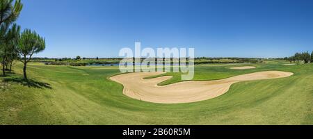Vista campo da golf in estate. Con trappole di sabbia. Foto Stock