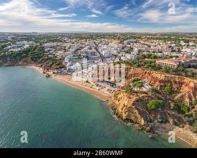 Antenna. Splendida vista dal cielo, la città Olhos de Agua albufeira. Algarve Portogallo. Foto Stock