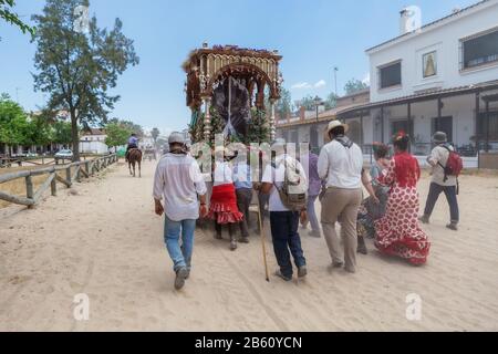 El ROCIO, ANDALUSIA, SPAGNA - 22 MAGGIO: Peregrini accompagnano la statua del santo. 2015 è uno dei più famosi pellegrinaggi della Spagna. Questo pellegrino Foto Stock