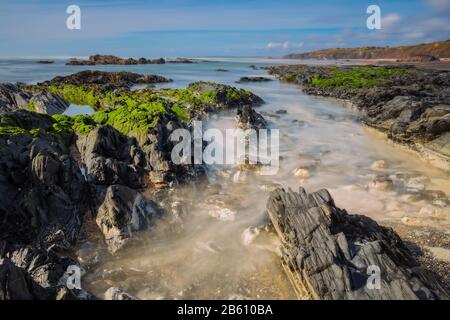 Golfo di mare in una lunga esposizione. Portogallo, Aljezur. Foto Stock